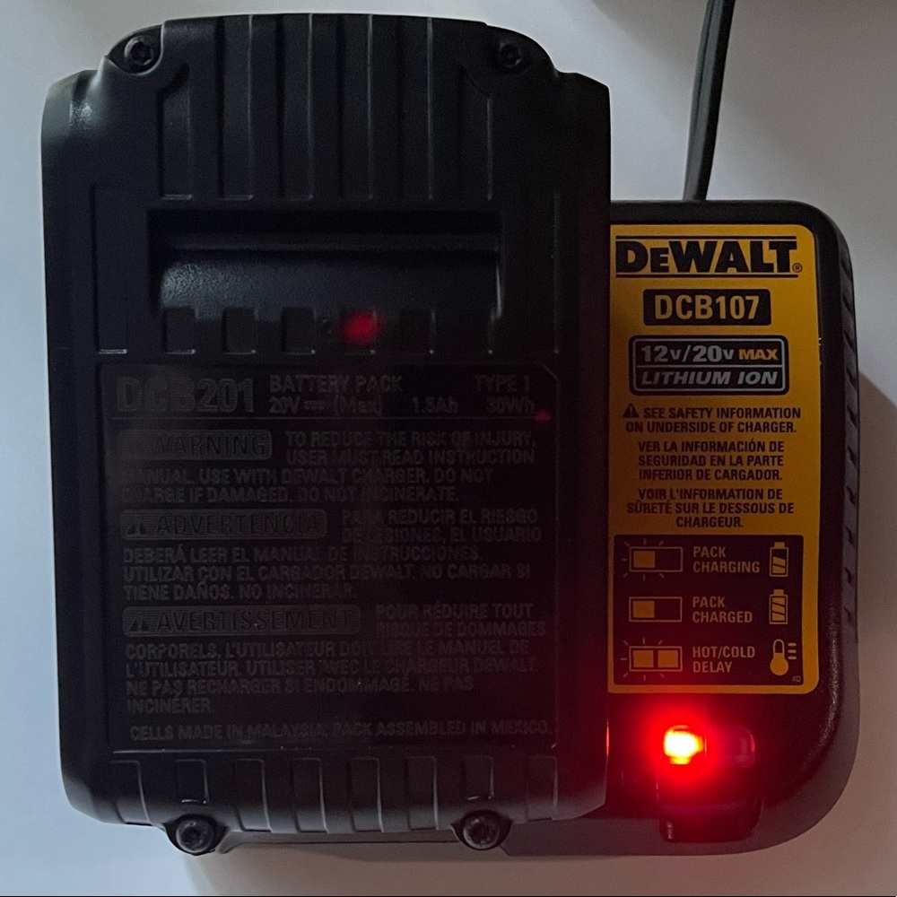 DEWALT DCB107 Lithium-Ion 12v 20v Battery Charger, EUC - Picture 4 of 6